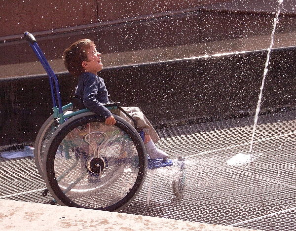 Hij kon zelf de rolstoel in de fontein rijden. Nu wel. Niets is mooier. (foto: Corinne)