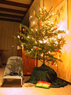 Stoeltje staat thuis te wachten op het kindje... (toepasselijk, niet? :-) Ook het cadeau ligt al onder de boom te wachten (van oma).